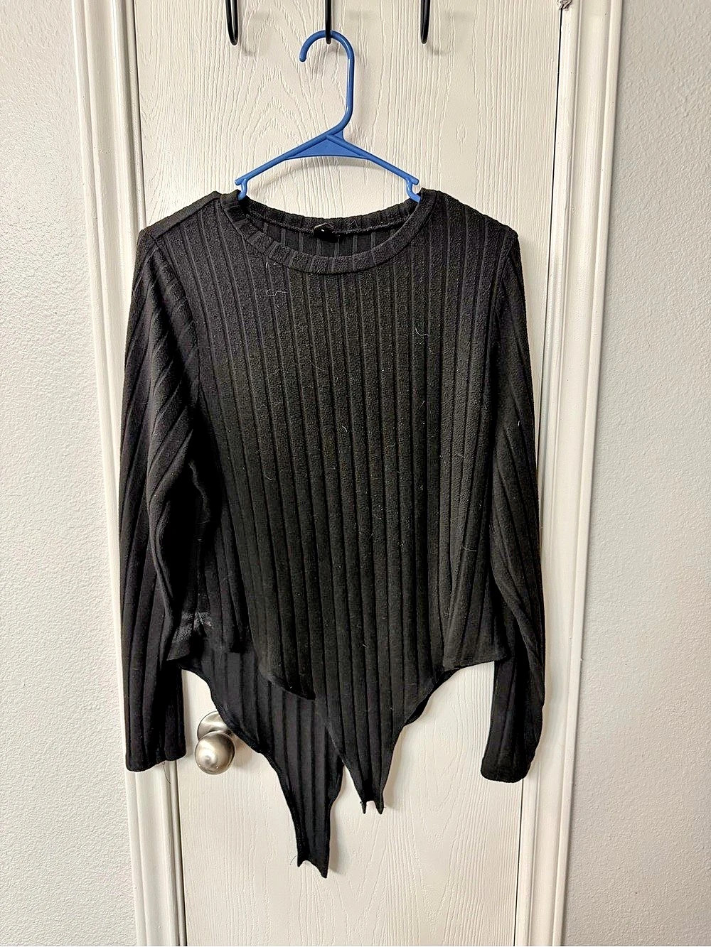Ribbed Pointed Hem Sweater in Black & Pink Like New